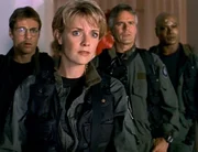 Jackson (Michael Shanks, li.), Carter (Amanda Tapping), O´Neill (Richard Dean Anderson) und Teal´c (Christopher Judge, re.) folgen Narim auf seinen Planeten. Sie sollen an einer 'Triade' teilnehmen... Jackson (Michael Shanks, li.), Carter (Amanda Tapping), O´Neill (Richard Dean Anderson) und Teal´c (Christopher Judge, re.) folgen Narim auf seinen Planeten. Sie sollen an einer 'Triade' teilnehmen...