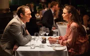 Ein Candlelight Dinner voller Spannungen: Adam Veile (Simon J. Berger) und Hermine (Agnes Kittelsen) l&uuml;gen sich durchgehend an.