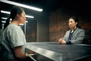 Als Eve (Sandra Oh, r.) klar wird, dass gew&ouml;hnliche Verh&ouml;rmethoden bei einer professionellen Killerin wie dem "Geist" (Jung Sun den Hollander, l.) sinnlos sind, hat sie eine Idee.