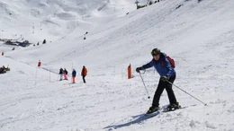 Antoine (Franck Dubosc) macht auf Skiern alles andere als eine elegante Figur.