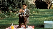 Picknick mit Hindernissen: Mr. Bean (Rowan Atkinson) nimmt den Kampf mit einer Biene auf.