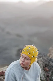 Der Eingriff, den Neurochirurgin Dr. Moore plant, macht Maret (Susanne Wolff) Angst. Soll sie zustimmen oder nicht?