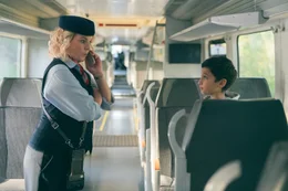 Die Schaffnerin (Mirja Boes) erwischt Finn (Miran Selcuk) ohne Fahrkarte.