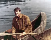 Vergeblich hat Lederstrumpf (Hellmut Lange) Hetty Hutter gesucht, die ihren Vater aus der Gefangenschaft der Irokesen befreien will. Vergeblich hat Lederstrumpf (Hellmut Lange) Hetty Hutter gesucht, die ihren Vater aus der Gefangenschaft der Irokesen befreien will.