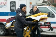 Chicago Fire Staffel 6 Folge 22 Bereit den Verletzten abzutransportieren: Monica Raymund als Gabrielle Dawson, Kara Killmer als Sylvie Brett
