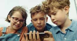 Im Internet entdeckt Franz (Jossi Jantschitsch, rechts) einen Influencer, der genau wei&szlig;, wie man cool und ein richtiger Kerl wird. Begeistert erz&auml;hlt Franz seinen besten Freunden Gabi (Nora Reidinger, links) und Eberhard (Leo Wacha, Mitte) davon.