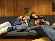 Gruppenkuscheln zum Aufwärmen: Leyla, Emilia und Anabelle (von links) genießen es, auf der Skitour ausnahmsweise einmal nicht im Zelt schlafen zu müssen. Gruppenkuscheln zum Aufwärmen: Leyla, Emilia und Anabelle (von links) genießen es, auf der Skitour ausnahmsweise einmal nicht im Zelt schlafen zu müssen.