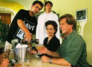 Dr. Stefan Frank (Sigmar Solbach, r.), Dr. Thomas Reinhardt (Christopher Barker, h.) und Dr. Ruth Waldner (Doroth&eacute;e Reize) geben f&uuml;r Pfleger Julian (Andreas Elsholz) eine kleine Abschiedsfeier.