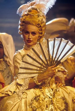 Eine Frau, die sich immer wieder neu erfindet: F&uuml;r ihre Performance von &bdquo;Vogue&ldquo; bei den MTV Music Awards &bdquo;Vogue&ldquo; verwandelte sich Madonna 1990 in Marie Antoinette. Frau in Rokoko-Kleid und -Per&uuml;cke. In ihrer Hand h&auml;lt sie einen gro&szlig;en F&auml;cher. &copy; Getty Images