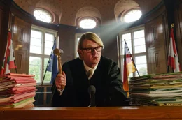 Der Richter (Detlef Buck) spricht ein Machtwort.