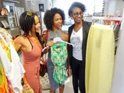 Eliene (l.) sucht zusammen mit Shoppingbegleitung Elisangela das perfekte Outfit im Beachlook. Eine Verk&auml;uferin (r.) ber&auml;t sie.