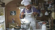 F&uuml;r die Wahl zum neuen "B&auml;rst&auml;dter Kartoffelk&ouml;nig" versucht sich Peter (Peter Lustig) in der K&uuml;che seines Bauwagens.