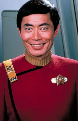 Cmdr. Sulu (George Takei) ist ein erfahrenes Mitglied der Crew.