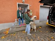 Annika (r.) mit ihrer Mutter Maja. Die 14-j&auml;hrige ist schnell &uuml;berfordert und gestresst von verschiedenen Alltagssituationen. Assistenzhund Chap soll sie dabei zuk&uuml;nftig unterst&uuml;tzen.