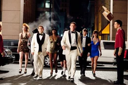 Schmidt (Jonah Hill, vorne l.) und Jenko (Channing Tatum, vorne r.) wollen den Abschlu&szlig;ball der Sch&uuml;ler nutzen, um den kriminellen Rockern doch noch das Handwerk zu legen...  +++ Die Verwendung des sendungsbezogenen Materials ist nur mit dem Hinweis und Verlinkung auf RTL+ gestattet. +++