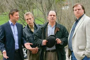 Die Rosenheim-Cops Sven Hansen (Igor Jeftic, l.), Tobias Hartl (Michael A.Grimm, r.) und Polizist Michael Mohr (Max M&uuml;ller, 2.v.l.) halten Hubert Eder (Matthias Kupfer, 2.v.r.) f&uuml;r verd&auml;chtig.