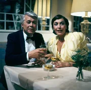 Angi (Thekla Carola Wied) und Werner (Peter Weck) beobachten als besorgtes Ehepaar auf einem Ball, wie Tanja sich auf dem Parkett bewegt. Angi (Thekla Carola Wied) und Werner (Peter Weck) beobachten als besorgtes Ehepaar auf einem Ball, wie Tanja sich auf dem Parkett bewegt.
