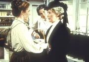 Laura (Melissa Gilbert, l.) begr&uuml;&szlig;t Ruthy Leland (Vera Miles, r.).