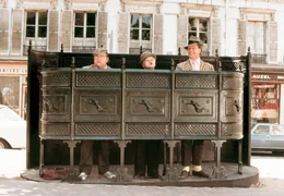 Nach einer langen Fahrt als blinde Passagiere eines Bierkutschers verschaffen Egon (Ove Sprog&ouml;e, Mitte) und seine beiden Kumpane Benny (Morten Grunwald, re.) und Kjeld (Poul Bundgaard) sich nach ihrer Ankunft in Paris erst einmal Erleichterung.