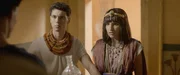 Der "junge Darius" (Louis Martino) will seine Freundin Tia (Marwa Zyour), die Tochter des Pharaos, besch&uuml;tzen.