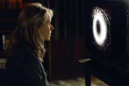 Rachel Keller (Naomi Watts) &uuml;berwindet sich und schaut das unheimliche Video an.