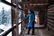 Italien - Winter in S&uuml;dtirol: Schnitzer Norman Kostner blickt hinab ins Gr&ouml;dner Tal.