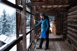 Italien - Winter in S&uuml;dtirol: Schnitzer Norman Kostner blickt hinab ins Gr&ouml;dner Tal.