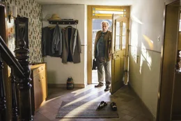 Kluftinger (Herbert Knaup) kommt heim und wird von Hefele angerufen.