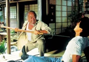 Chozen (Yuji Okumoto, r.) - der Neffe eines alten Freundes von Mister Miyagi (Pat Morita, l.) - hat noch eine Rechnung mit ihm offen. Da Chozen nicht nachl&auml;sst, ist Mister Miyagi gezwungen, zu handeln.