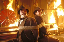 Indiana (Harrison Ford, r.) und sein Vater Henry Jones (Sean Connery, l.) werden von den Nazis gefangen genommen, die den heiligen Gral f&uuml;r den F&uuml;hrer finden wollen. Doch die Jones' sind der Schl&uuml;ssel zum Erfolg ...