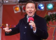 Der von Eva befreite Karel Gott (spielt sich selbst) l&auml;sst sich doch noch &uuml;berreden, vor den vielen Fans in Reutlitz zu singen.
