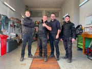 Hausmeister in einer Werkstatt.