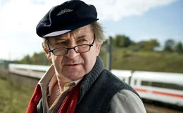 Arthur (Andr&eacute; Jung), ehemaliger Eisenbahner und den Z&uuml;gen auch heute noch verfallen, hat in dem alten Bahnhof Wohnrecht auf Lebenszeit.