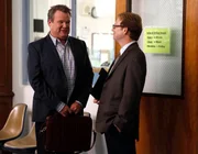 v.li. Cameron Tucker (Eric Stonestreet), Direktor Brown (Andrew Daly). v.li. Cameron Tucker (Eric Stonestreet), Direktor Brown (Andrew Daly).