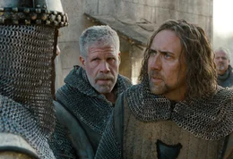 Europa im 14. Jahrhundert: die Pest w&uuml;tet und die gnadenlose Jagd auf Hexen hat begonnen. Nach jahrelangen Kreuzz&uuml;gen kehren die Tempelritter Behmen (Nicolas Cage, re.) und Felson (Ron Perlman, Mitte) entkr&auml;ftet, desillusioniert und des K&auml;mpfens m&uuml;de zur&uuml;ck..Europa im 14. Jahrhundert: die Pest wĂĽtet und die gnadenlose Jagd auf Hexen hat begonnen. Nach jahrelangen KreuzzĂĽgen kehren die Tempelritter Behmen (Nicolas Cage, re.) und Felson (Ron Perlman, Mitte) entkrĂ&curren;ftet, desillusioniert und des KĂ&curren;mpfens mĂĽde zurĂĽck..