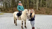 Auf Fjordpferd Mayla bekommt Nina von Eva (r.) ihre erste Reitstunde. (Eva-Maria V&ouml;gl).