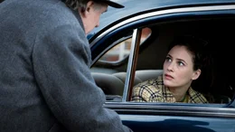 Maigret (G&eacute;rard Depardieu) wird Jeanine (M&eacute;lanie Bernier) langsam l&auml;stig.