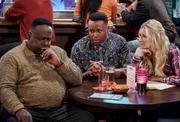 (v.l.n.r.) Calvin Butler (Cedric the Entertainer); Marty Butler (Marcel Spears); Gemma Johnson (Beth Behrs)