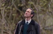 Adam Dalgliesh (Bertie Carval) will herausfinden, was mit seinem Freund Pater Michael passiert ist.
