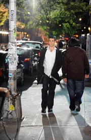 Detective Don Flack (Eddie Cahill) muss nicht nur den Mord an einem Unternehmer aufkl&auml;ren. Dar&uuml;ber hinaus macht er sich Sorgen um seine Schwester, die offensichtlich ein Alkoholproblem hat.