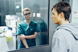 Transplantationschirurgin Dr. Hellweg (Annette Frier, l.) steht vor einem lebensentscheidenden Dilemma. Sollen sie Franks (Valentino Fortuzzi, r.) Organ Dafina geben, obwohl auch sein Leben an einem seidenen Faden h&auml;ngt?