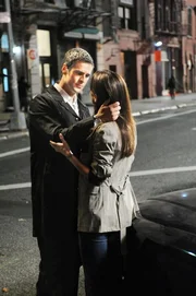 Nachdem Don (Eddie Cahill) entdeckt hat, dass seine Schwester die Anonymen Alkoholiker aufsucht, wird er von Jessica (Emmanuelle Vaugier) vor dem Geb&auml;ude erwartet.