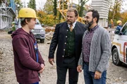 Der t&uuml;chtige Handwerker Toni (Adnan Maral, re.) mit seinem Mitarbeiter Maxl (Justus Schlingensiepen) und seinem Auftraggeber Leo Seidel (Michael A. Grimm, re.).