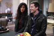 Rosa Diaz (Stephanie Beatriz, l.); Jake Peralta (Andy Samberg, r.)