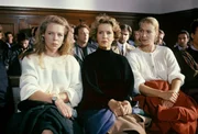 Tina (Marion Kracht, l.), Vera (Witta Pohl, M.) und Marion (Sabine Kaack, r.) verfolgen mit Anspannung die Gerichtsverhandlung &uuml;ber das Verschulden an Chris' Tod.