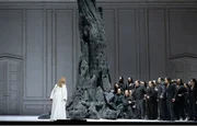 Brünnhilde (Camilla Nylund), Chor der Oper Zürich. Brünnhilde (Camilla Nylund), Chor der Oper Zürich.