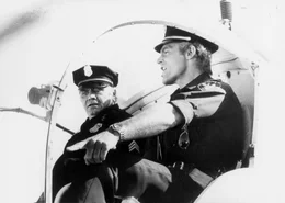 Supercop Dave Speed (Terence Hill, r.) und Sergant Willy Dunlop (Ernest Borgnine, l.) starten per Hubschrauber zu einem aufregenden Einsatz gegen Geldf&auml;lscher ...