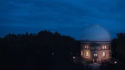 Der Gro&szlig;e Refraktor auf dem Potsdamer Telegrafenberg. Die Moderationen mit Prof. Harald Lesch kommen aus dem historischen Geb&auml;ude. Heute geh&ouml;rt es zum Leibniz-Institut f&uuml;r Astrophysik Potsdam. Mit dem Doppelteleskop wurde einst das Interstellare Medium entdeckt.