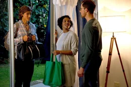 Devon (Brenton Thwaites, l.) entschuldigt sich bei Olivia (Zahra Newman, M.) und Nick (Joel Jackson, r.) f&uuml;r die Unannehmlichkeiten, die er verursacht hat.