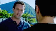 Steve (Alex O'Loughlin, l.) und sein Team m&uuml;ssen die Wahrheit herausfinden, als ein M&auml;dchen aus seinem Haus entf&uuml;hrt und sein Vater dabei erschossen wird ...